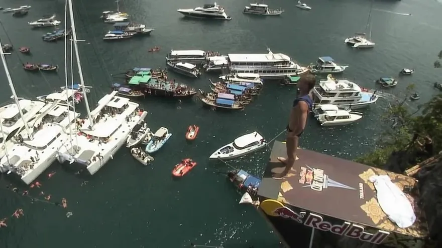 Los mejores clavadistas del mundo compiten en Tailandia