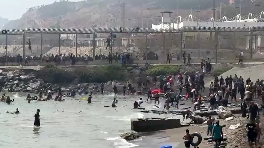 Migrantes ingresaron a Ceuta, territorio de España.
