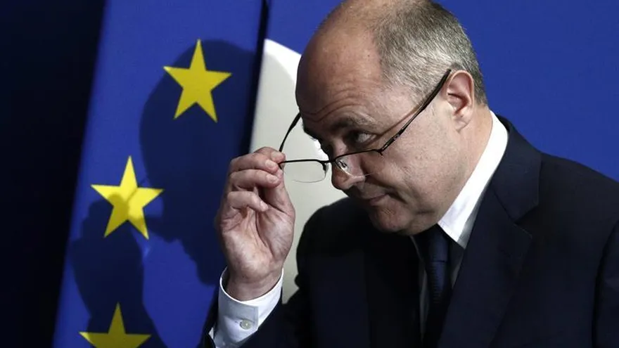El primer ministro francés del Interior, Bruno Le Roux, ofrece una rueda de prensa para anunciar su dimisión en la Prefectura de Bobigny, en París.