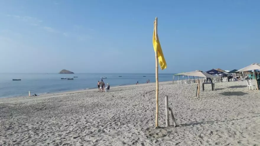 Panameños disfrutando de las playas este domingo de carnaval.