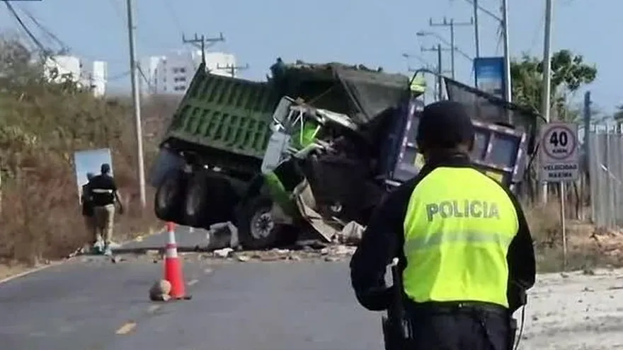 Choque frontal entre camiones deja dos víctimas fatales en Antón