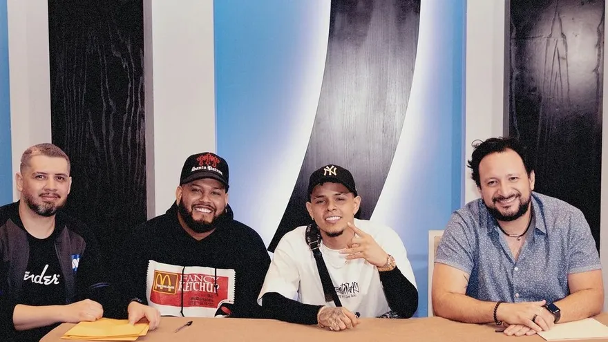 Eustacio Fidel Guerra Saldaña firmando contrato con Warner Music México