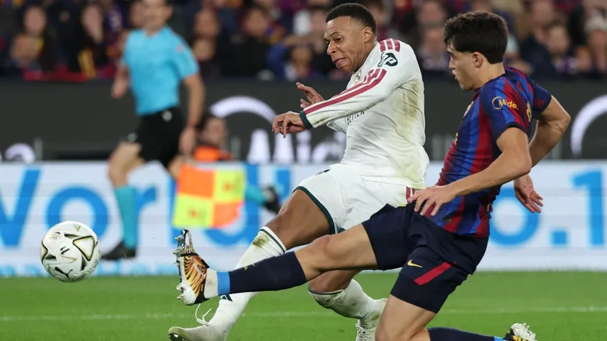 Kylian Mbappé (i) es marcado por Pau Cubarsí (d)