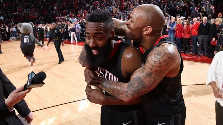 Harden vuela alto y San Antonio sufre para ganar