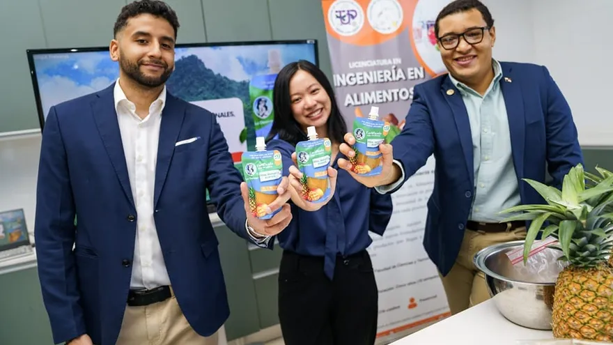 La iniciativa, titulada “Papilla Nutritiva con Ingredientes Regionales: Una solución innovadora contra la malnutrición en Panamá”, fue presentada en días pasados por los estudiantes Melissa Zhang, Israel Pacheco y Francisco Palacios, de la Licenciatura en Ingeniería de Alimentos de la Facultad de Ciencias y Tecnología.