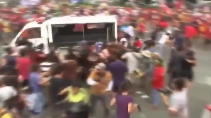 Carro de la policía arremete contra manifestantes