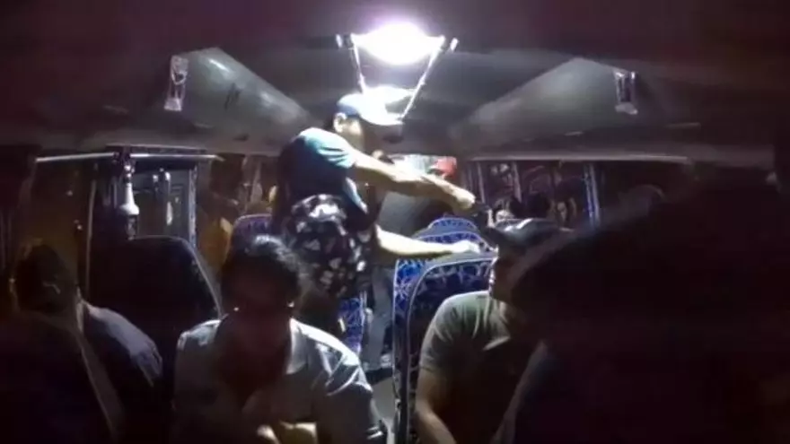 La imagen muestra a uno de los responsables del robo a mano armada a un bus de la ruta Frontera -David en 2024