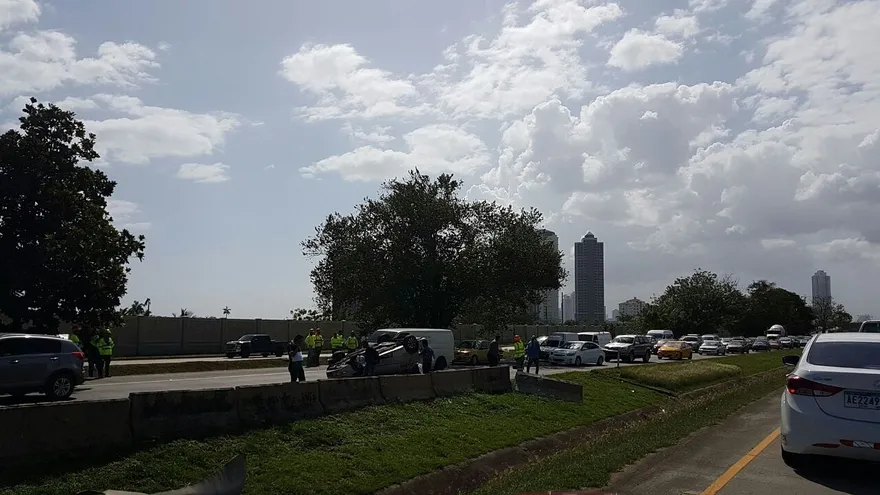 Vuelco en el Corredor Sur genera tránsito vehicular lento.