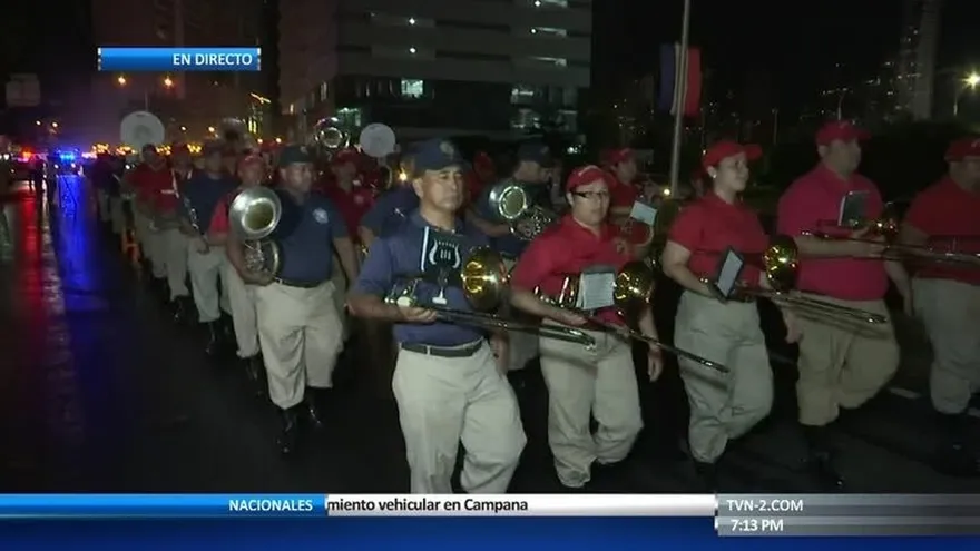 Desfile de antorchas da paso al inicio de fiestas patrias