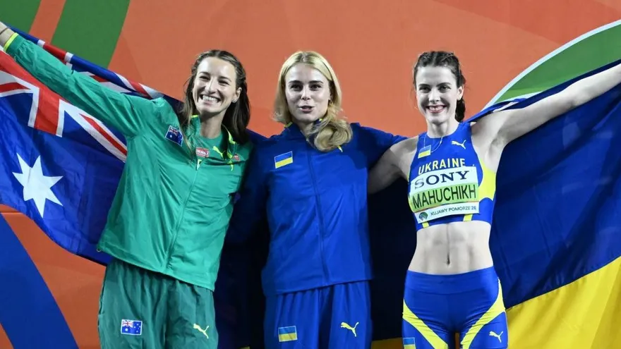 La medallista de oro ucraniana Yaroslava Mahuchikh (derecha) celebra con las medallistas de plata, la ucraniana Yuliia Levchenko (centro) y la australiana Nicola Olyslagers (izquierda), tras la final de salto de altura femenino durante el Campeonato Mundial de Atletismo en Pista Cubierta Kujawy Pomorze 2026 en Torun, Polonia, el 20 de marzo de 2026.