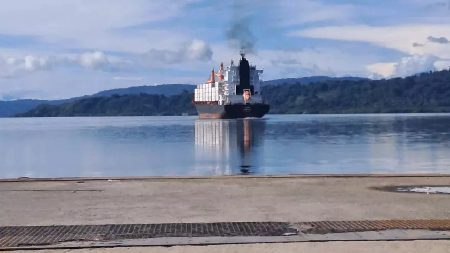 Buque que trasladará contenedores de Chiquita Panamá en Puerto Almirante