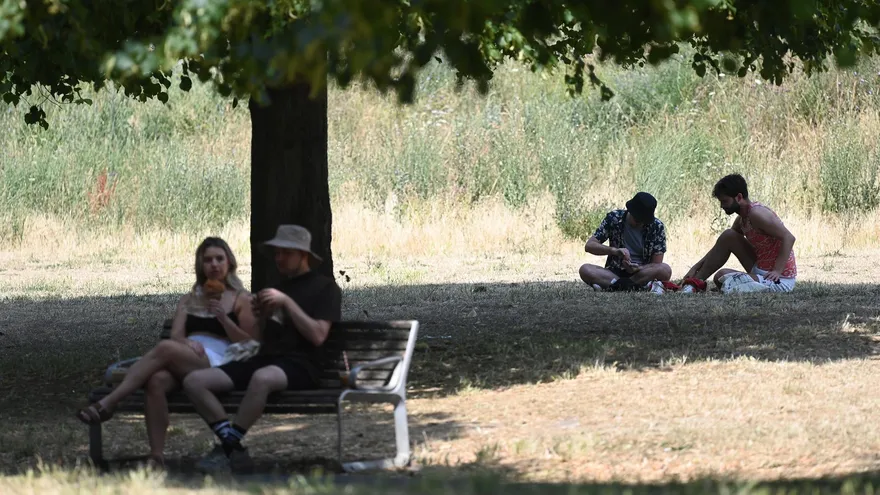 Personas tratan de refugiarse del calor en el Reino Unido