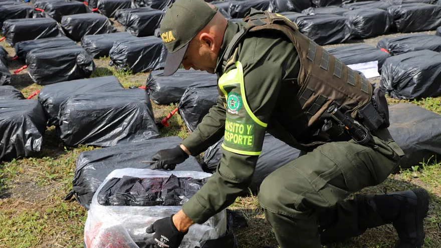 Policía colombiana realiza decomisos de drogas.