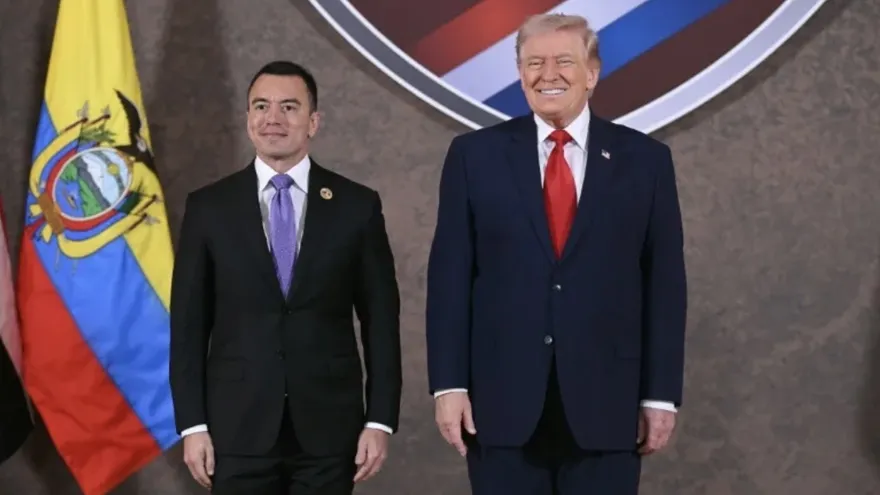 Los presidentes de Estados Unidos, Donald Trump, y Ecuador, Daniel Noboa (izq.), posan para una fotografía el 7 de marzo de 2026 en la cumbre Escudo de las Américas