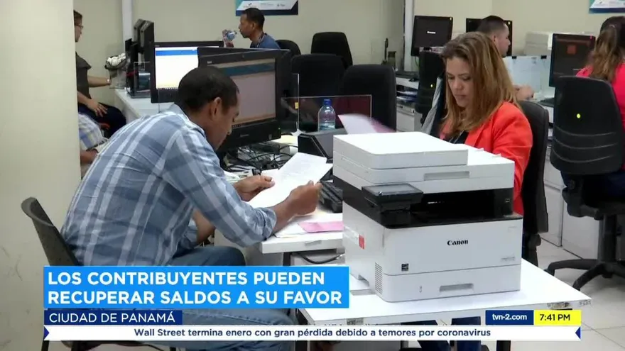 Contribuyentes realizan solicitudes de devolución de impuestos