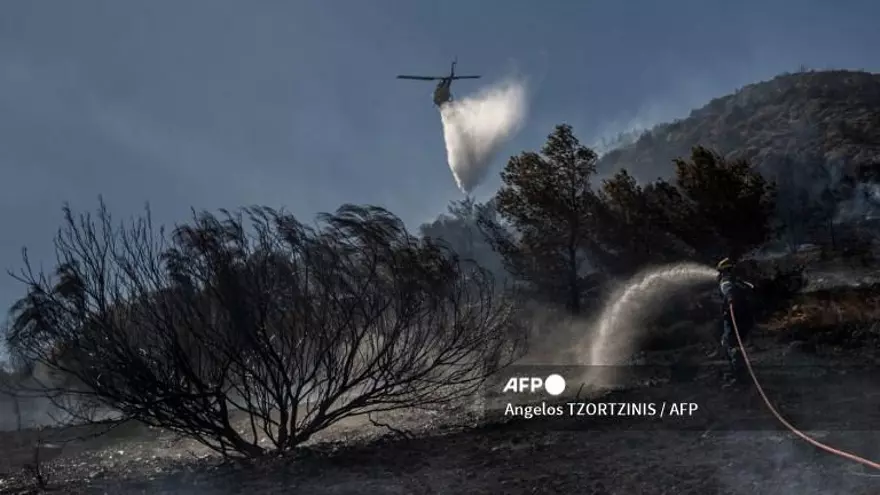 Bomberos tratan de apagar un incendio por mecanismos aéreos en Grecia
