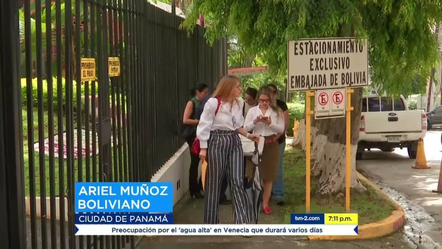 Reacciones a favor y en contra de Evo Morales en embajada boliviana