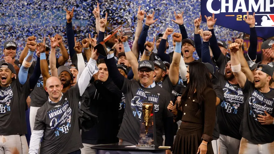 Jugadores y directivos de los Rays celebran con el trofeo William Harridge que les acredita como campeones de la Liga Americana