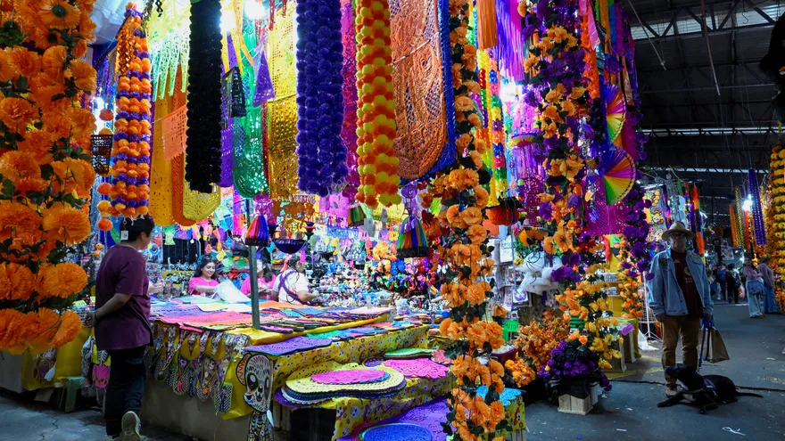 Vista de una tienda que vende decoraciones de papel picado y artículos alusivos al Día de Muertos en el Mercado de Jamaica, en Ciudad de México, el 14 de octubre de 2026.