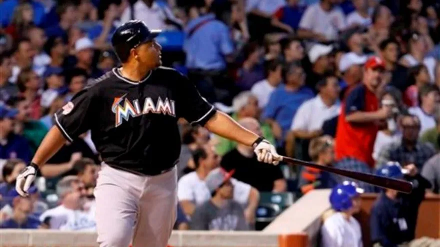 Marlins ponen Carlos Lee entre los transferibles