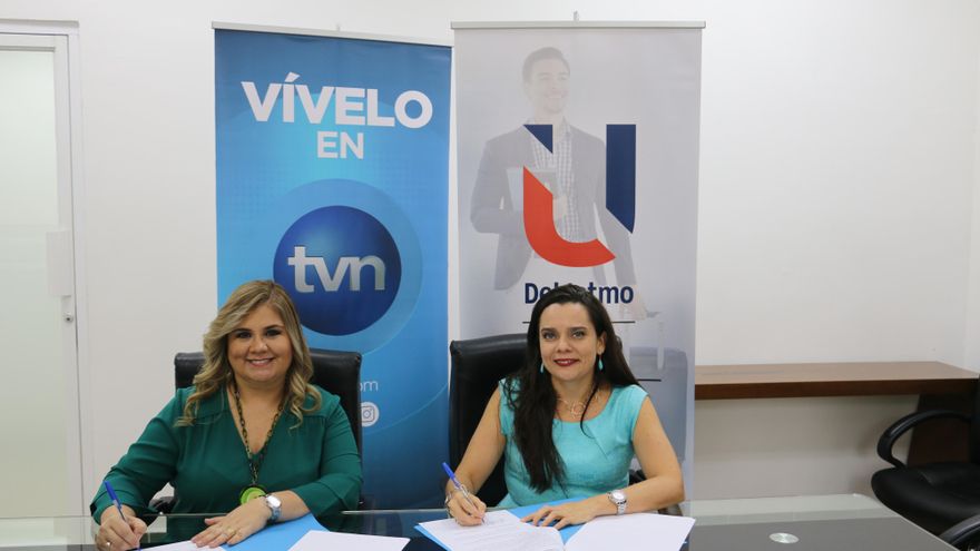María Guadalupe Guillén, directora de Recursos Humanos de TVN Media (i) y Adriana Angarita, rectora de la Universidad del Istmo (d).