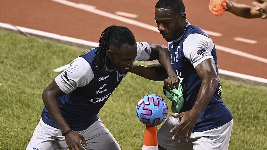 Alberth Elis (i) Maynor Figueroa (d), jugadores de la Selección de Honduras
