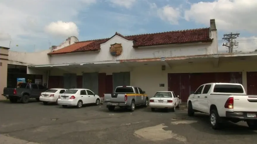 Edificio del ferrocarril está abandonado