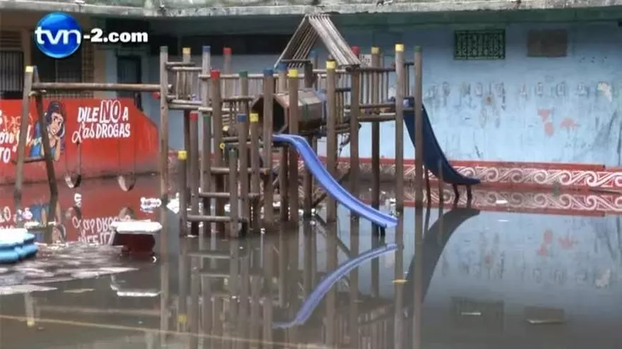 Aguas estancadas alertan a moradores de Calidonia