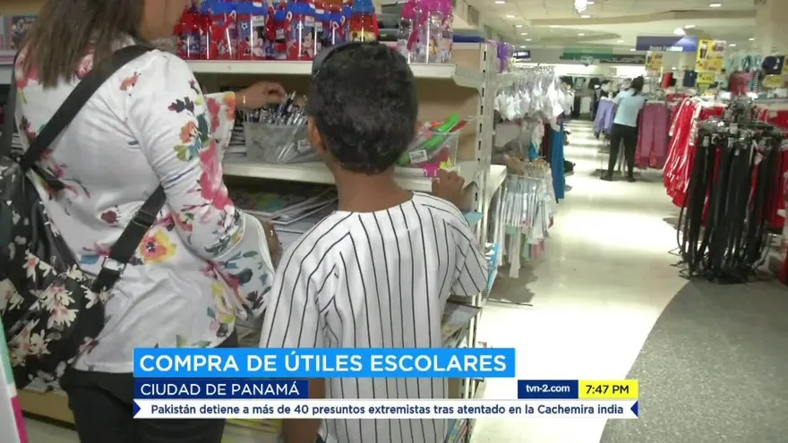 Panameños se preparan para la compra de útiles escolares