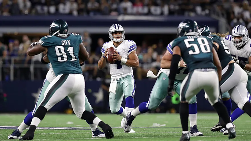 Dak Prescott (con el ovoide) durante el partido contra los Eagles