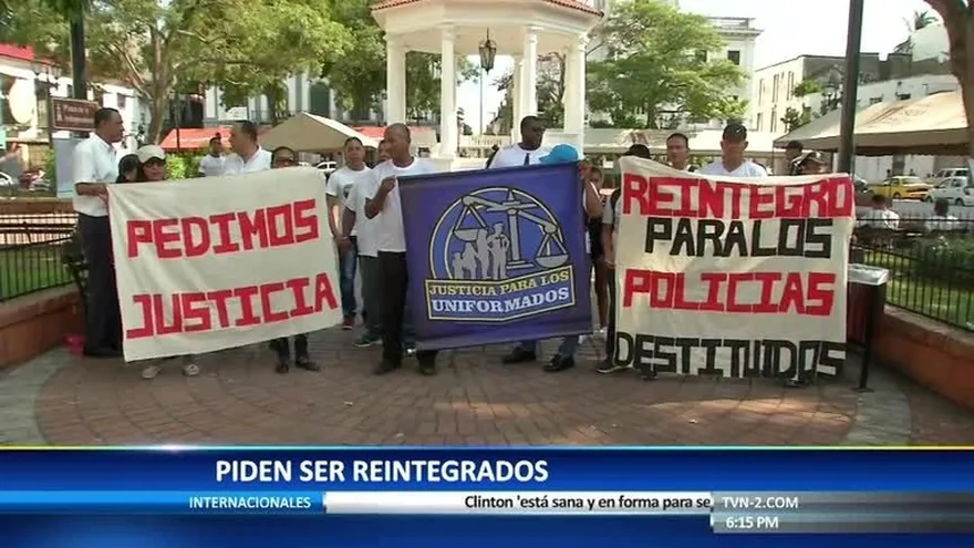Policías destituidos protestaron en los predios de la Presidencia