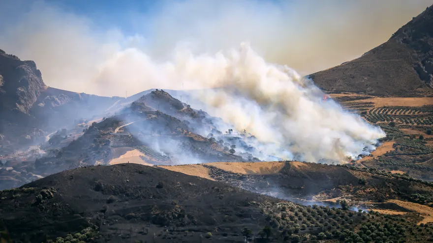 El fuego devora la isla griega de Creta.