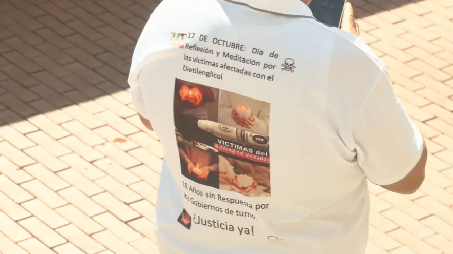 Una persona porta un suéter con mensaje de reflexión de las víctimas.