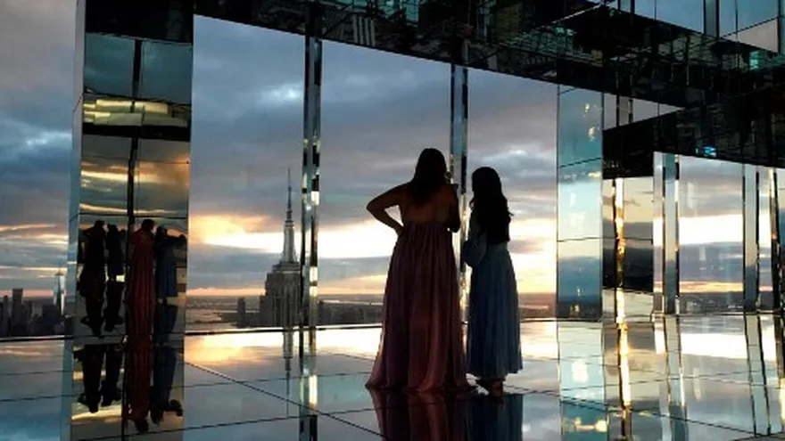 Dos mujeres observan desde el cuarto edificio más alto de Nueva York, el One Vanderbilt