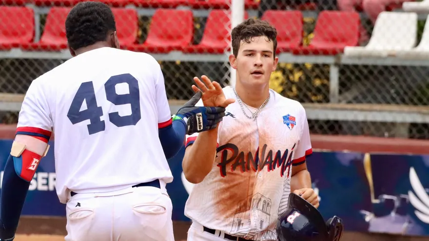 Jugadores de la Selección de Béisbol U18 de Panamá celebran
