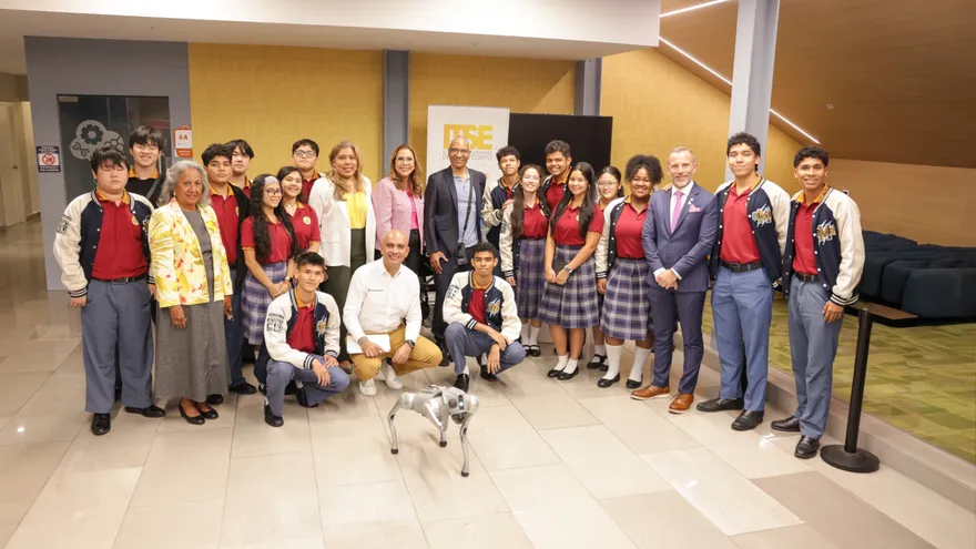 Participantes del foro junto a la rectora (centro)