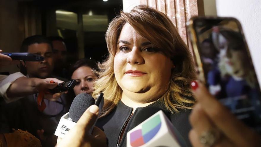La representante de Puerto Rico ante el Congreso estadounidense en Washington, Jenniffer González, habla con los medios este lunes al arribar a la oficina del presidente del Senado de Puerto Rico, Thomas Rivera, en San Juan (Puerto Rico).