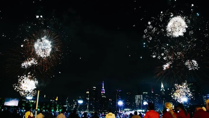 Los fuegos del Día de la Independencia llenan de color la noche de Nueva York