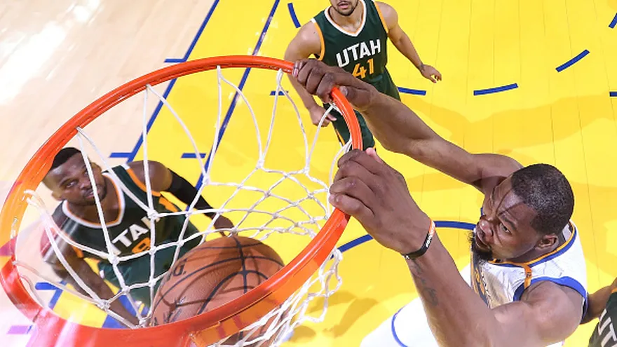 Kevin Durant hace la volcada ante los Jazz