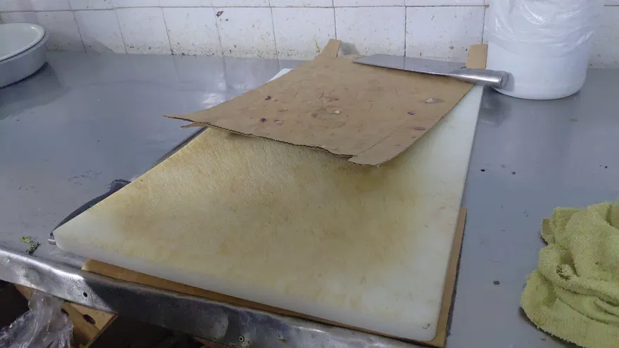 Contaminación cruzada en tablas de picar carnes.