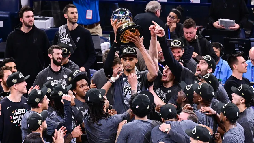 Jugadores de los San Antonio Spurs celebran la conquista del campeonato en la Conferencia Oeste y su pase a las Finales de la NBA