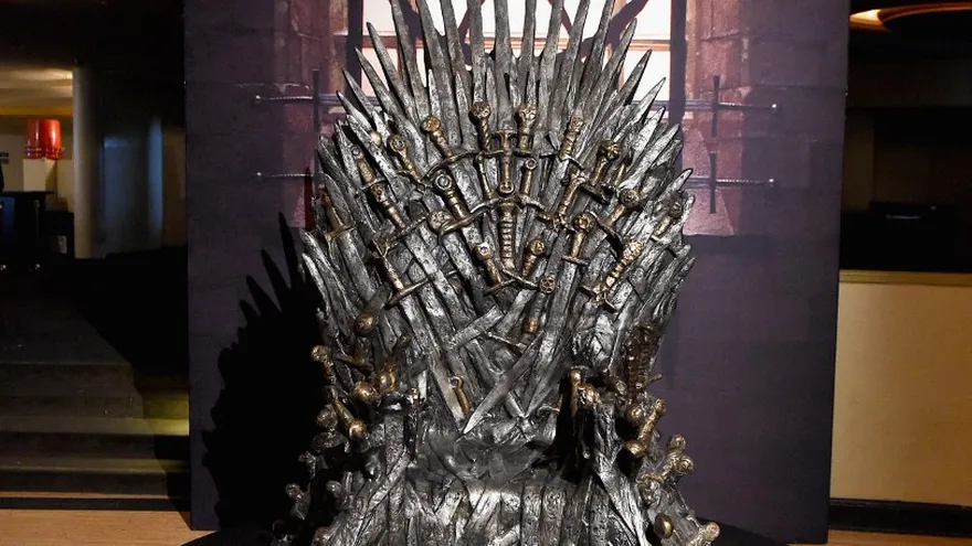 El trono de hierro durante una exhibición