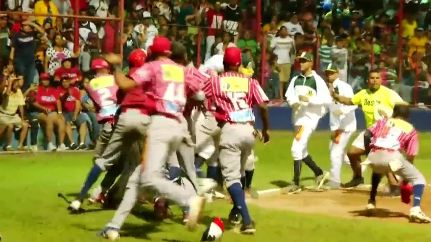 Metropolitanos y Vaqueros se fueron a los golpes