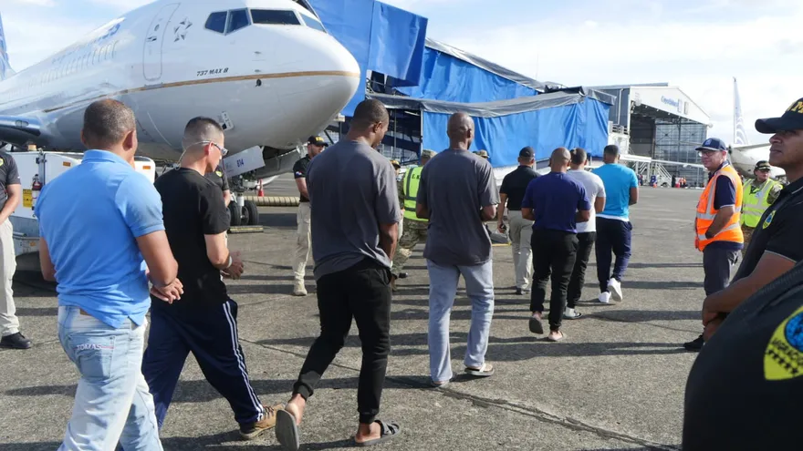 Panamá expulsa y deporta a 108 colombianos en un solo vuelo