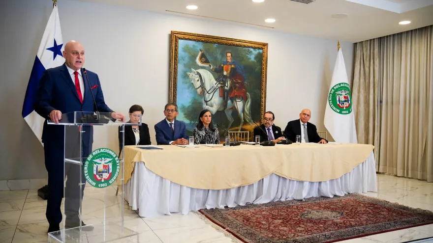 El viceministro Carlos Guevara Mann en el podio.