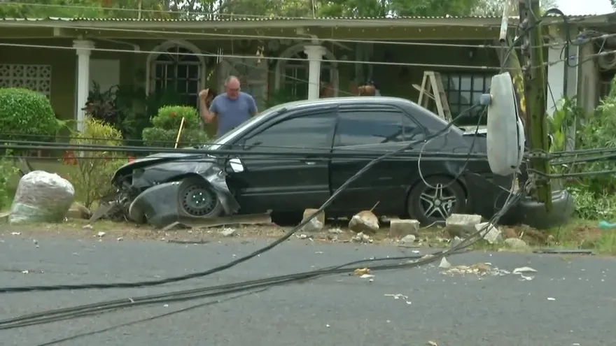 Conductor evadió un retén policial y chocó con poste de tendido eléctrico