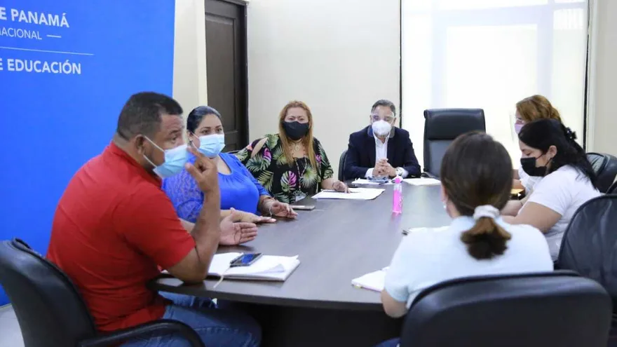 Reunión de padres de familia y Meduca.