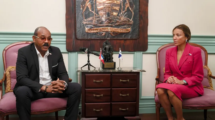 La Embajadora Ana Irene Delgado entrega sus Cartas Credenciales ante Sir Clare Roberts, iniciando oficialmente su misión diplomática