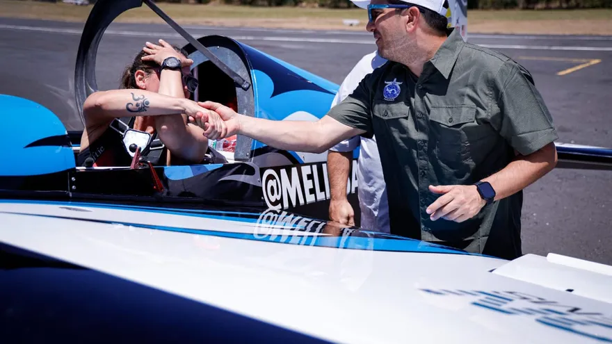 Melissa Burns fue recibida por el subdirector general de la Autoridad Aeronáutica Civil (AAC), Abdel Martínez Espinosa