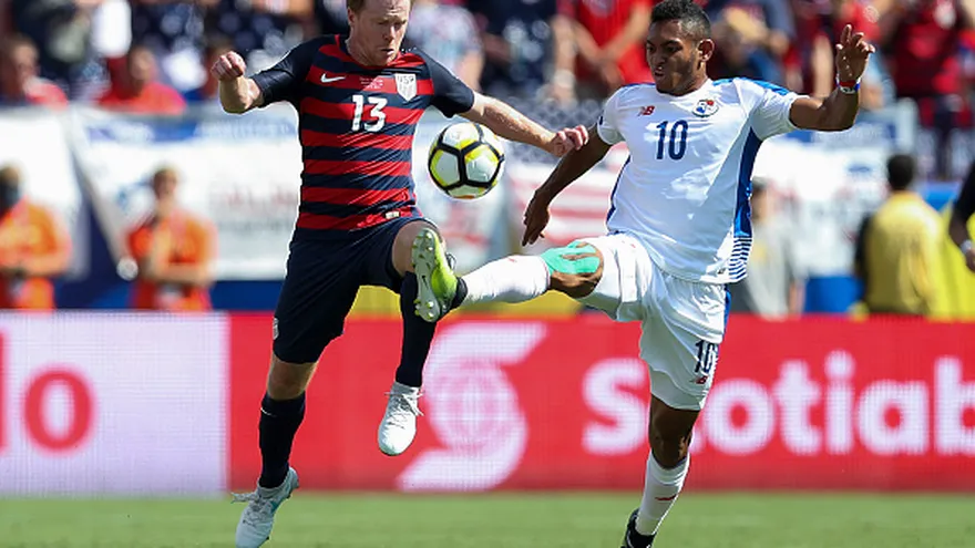 Ismael Díaz (der.) es de esos futbolistas distintos.